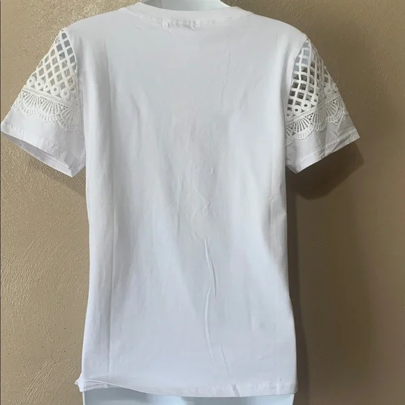 27. Yuna size S/M Elegant Whiteb Tee Sparkling Bear Design Lace Embroidery NWT - Picture 4 of 6